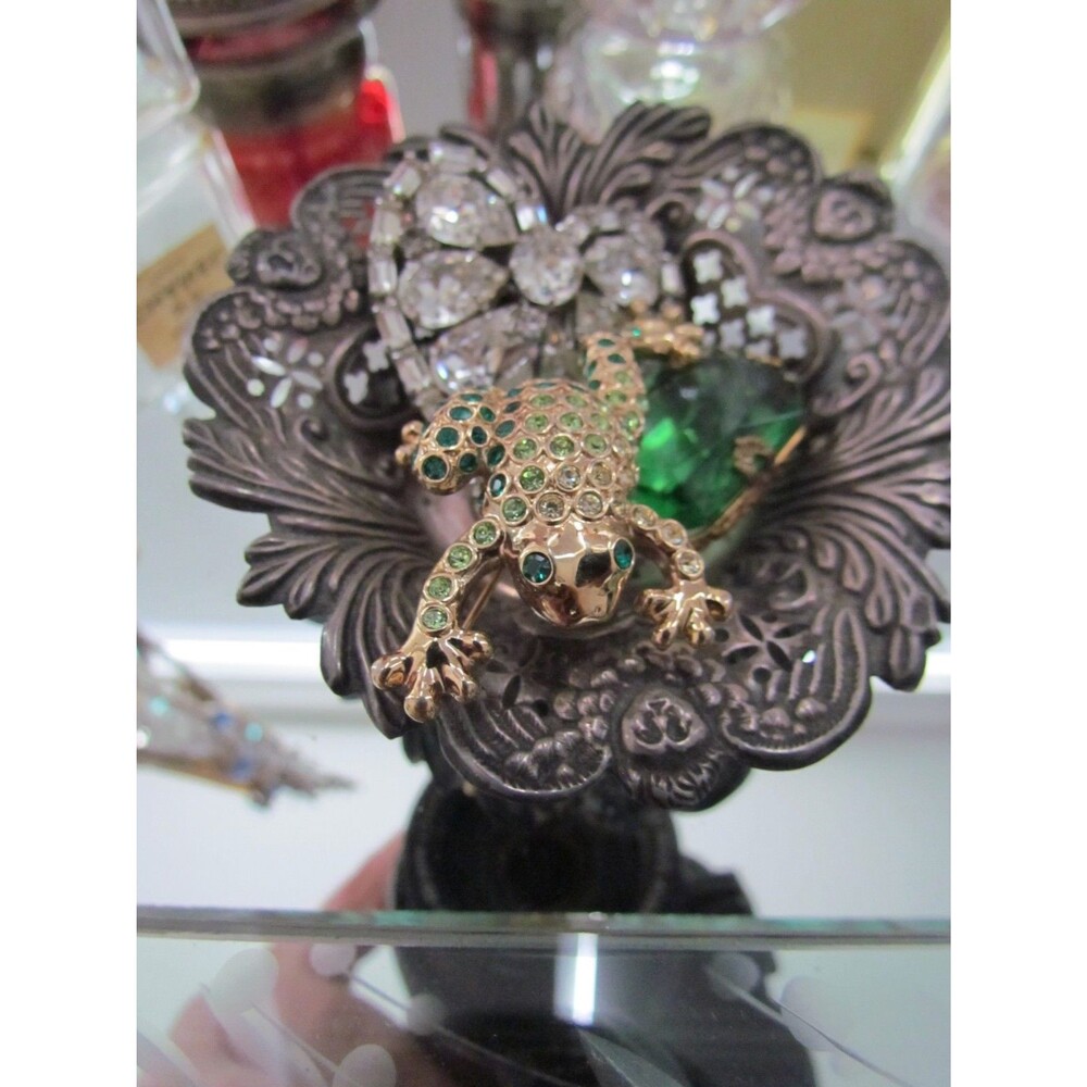 Vintage Monet Frog Brooch Green Rhinestones Gold Tone Crawling Ombre Green